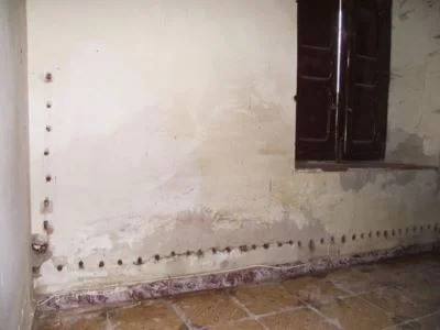 Foto que muestra la inutilidad de la una barrera química en una vivienda