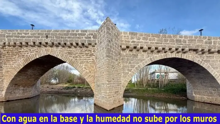 A pesar del agua en la base del puente la humedad no sube por los muros