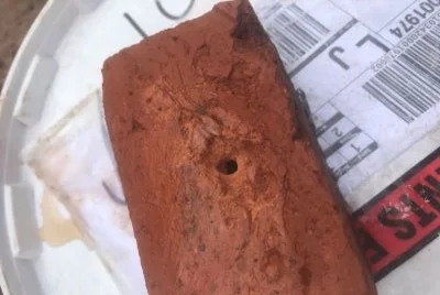 Foto que muestra la inutilidad de la inyección química en un ladrillo