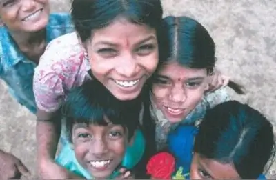 Foto falsa usando niños del tercer mundo