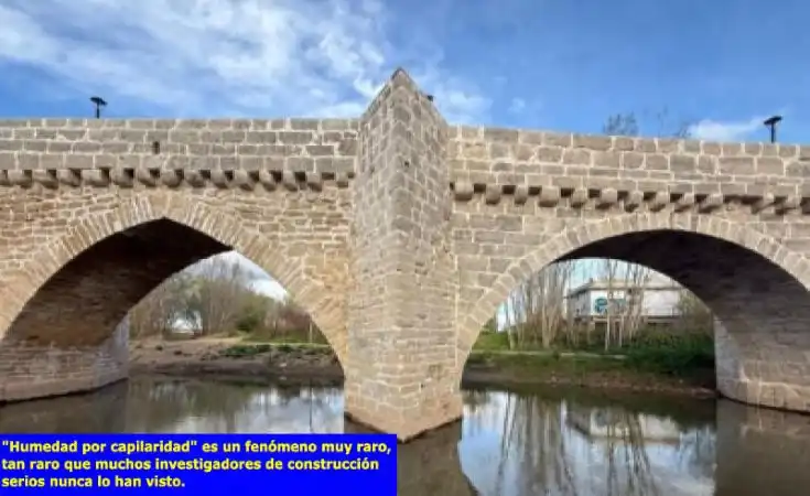 Puente de un río en el que la humedad no sube por los muros